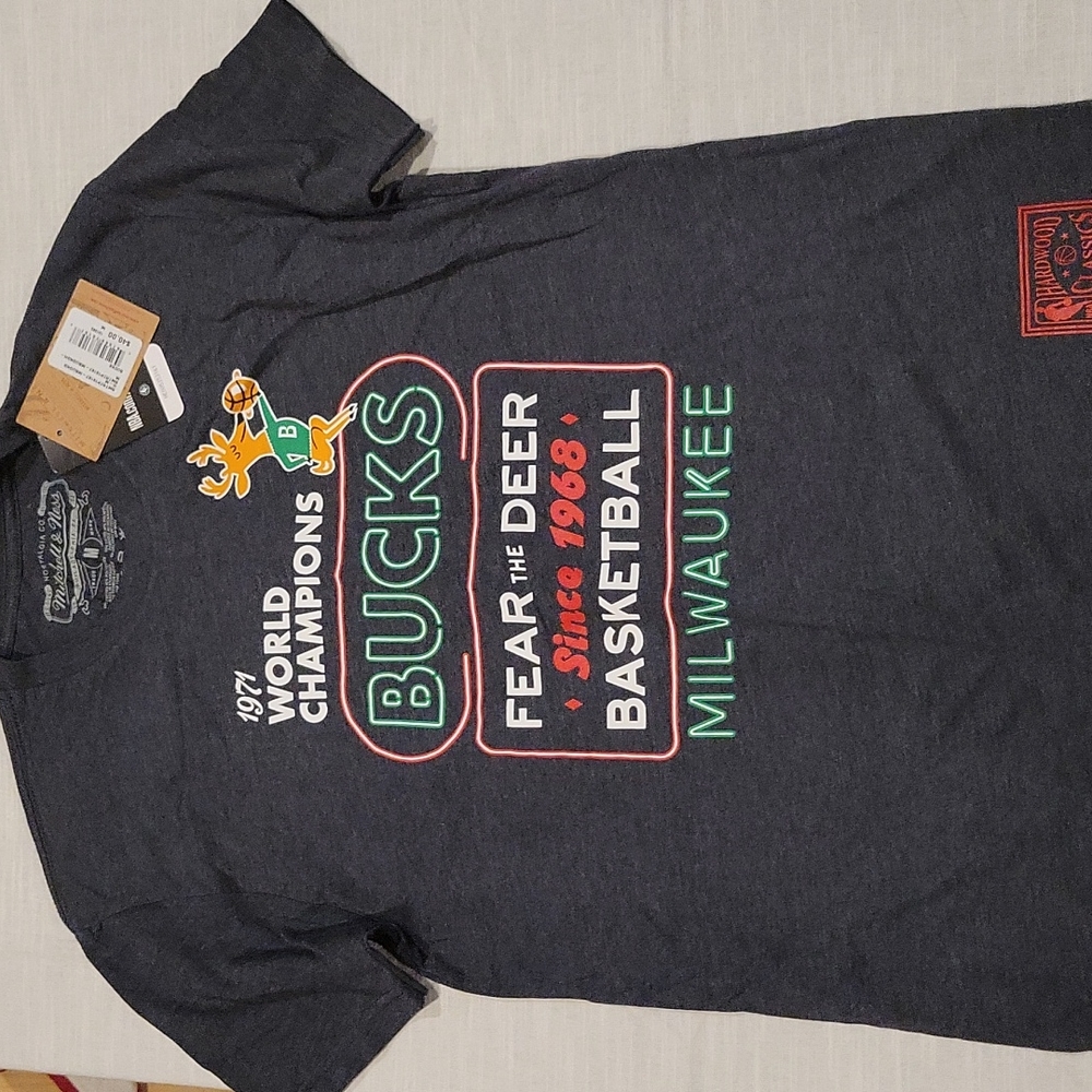 Mens Milwaukee Bucks t-shirt